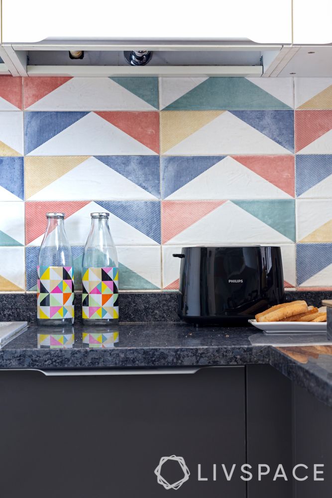 countertop-design-in-black-marble-with-colourful-tiles