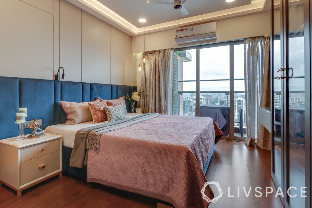 hometour-apartment-in-mumbai-bedroom-blue-velvet-headboard-false-ceiling