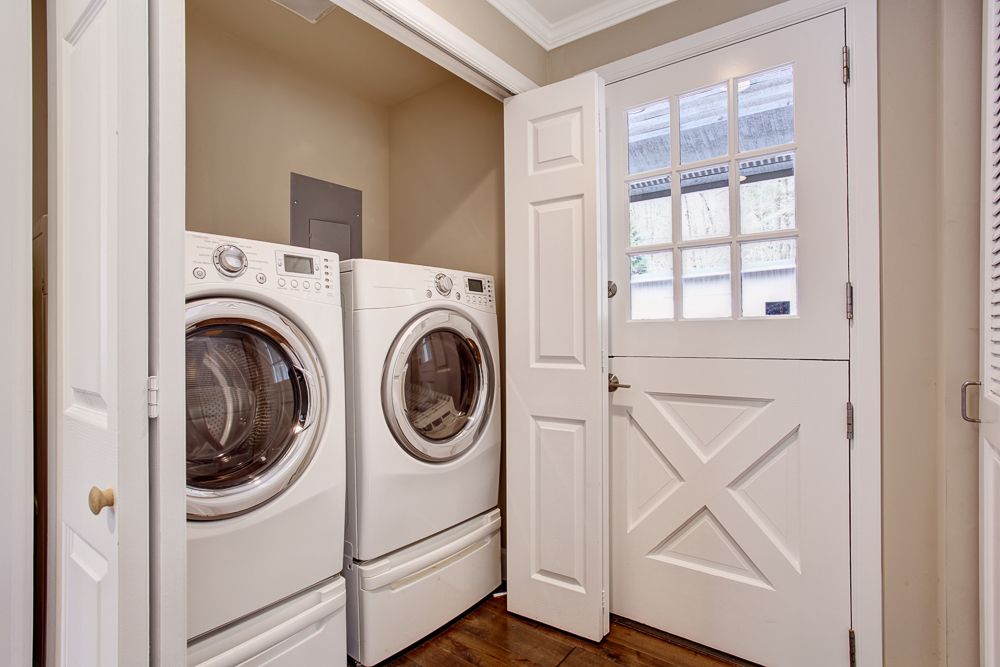 washing-room-design-white-in-a-niche