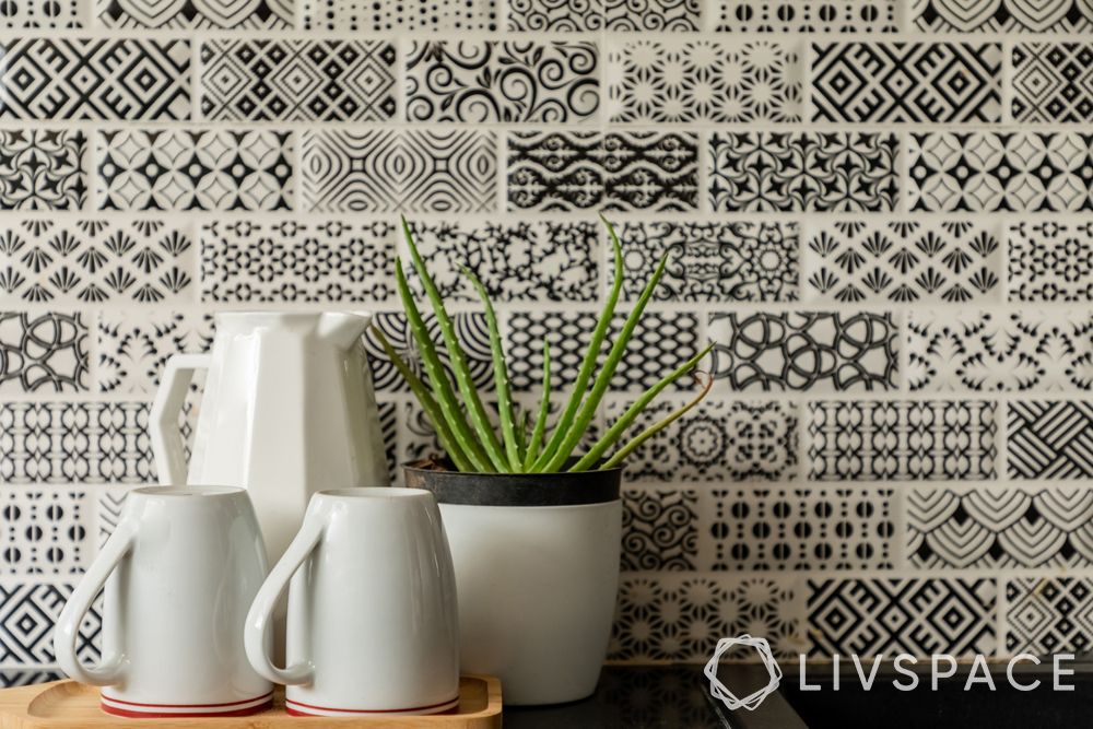 patterned-black-and-white-backsplash-for-kitchen