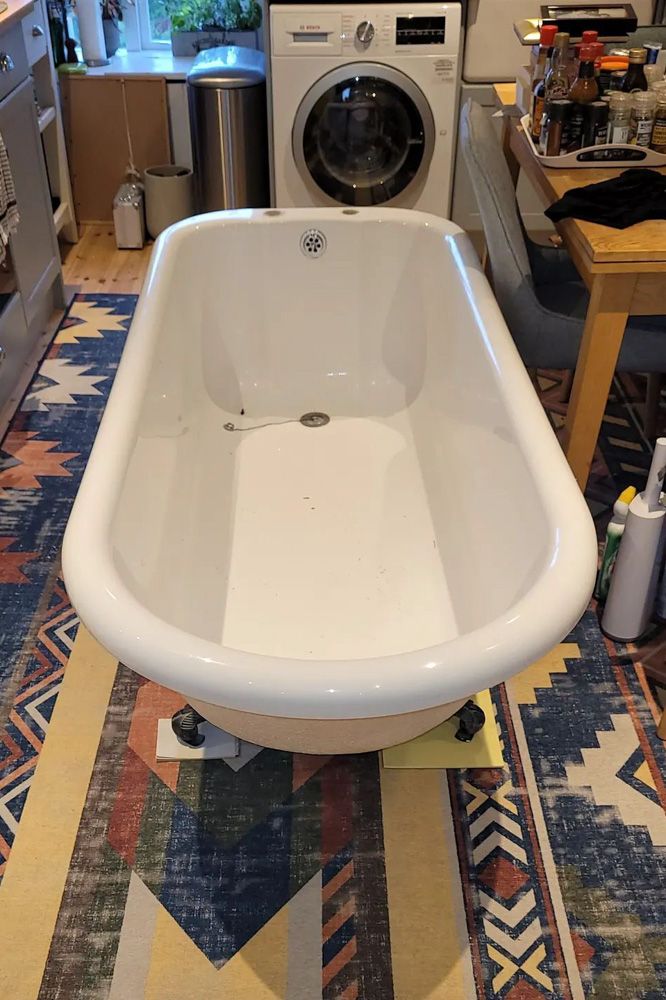 interior-design-fails-bathtub-in-kitchen 