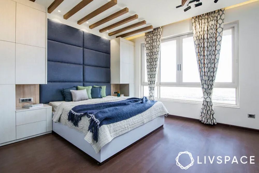 bedroom-with-wooden-ceiling-rafters