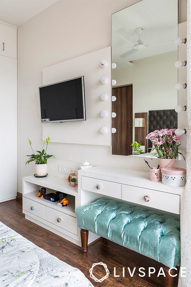 Stylish Decorative Mirrors for Your Bedroom: Enhance Style and Space