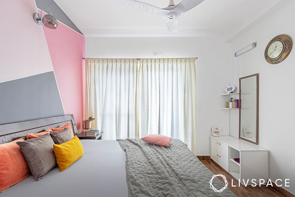 monochrome-white-curtain-design-in-bedroom