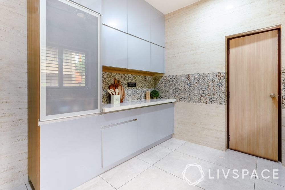 kitchen-tall-unit-with-frosted-glass-door