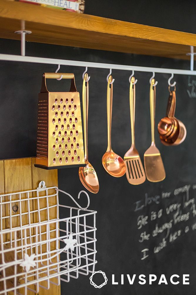 pots-and-pans-hangar-in-the-kitchen
