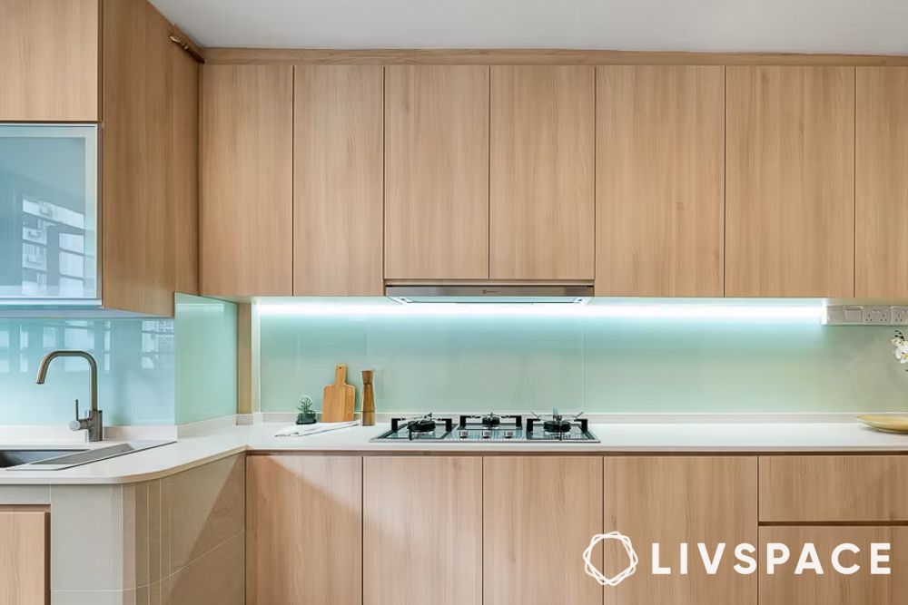 u-shaped-wooden-kitchen-with-lacquered-glass-backsplash