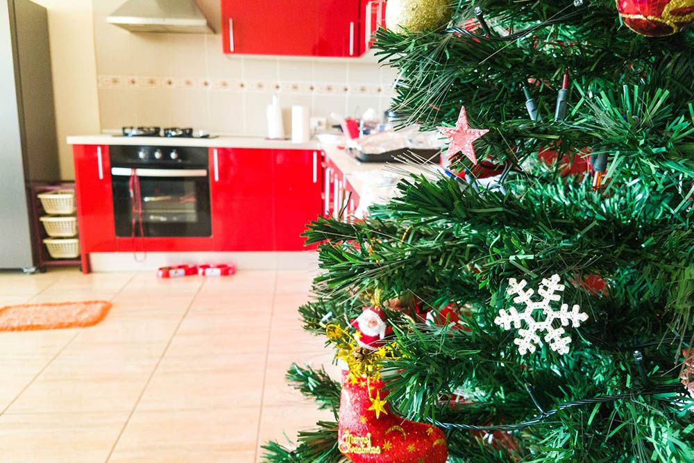 kitchen-christmas-decoration-idea-red-glossy-finish-modular-kitchen