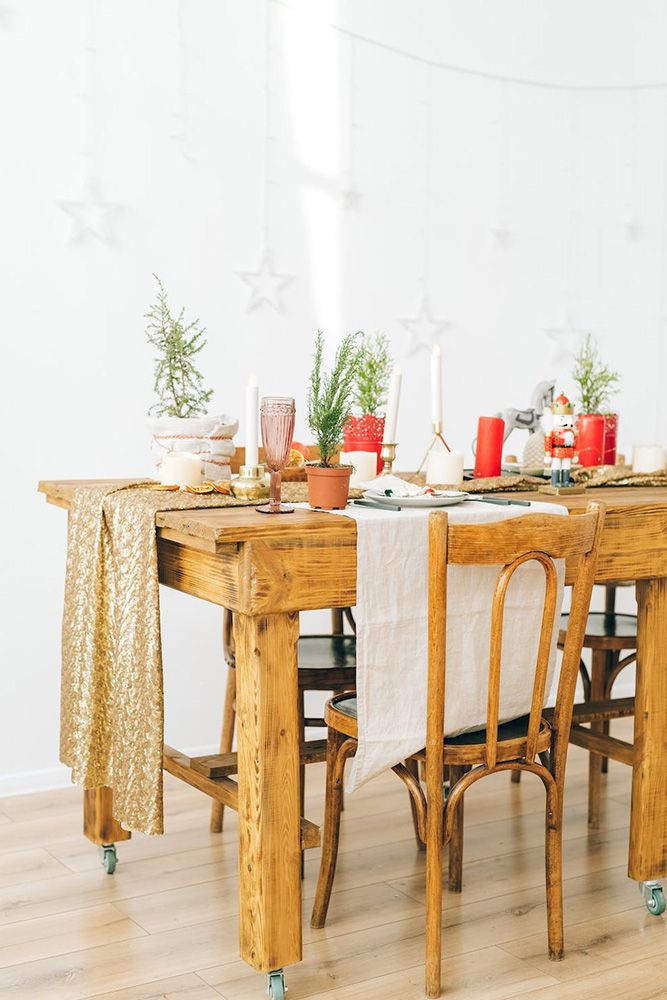 rustic-kitchen-wooden-table-christmas-decoration-idea
