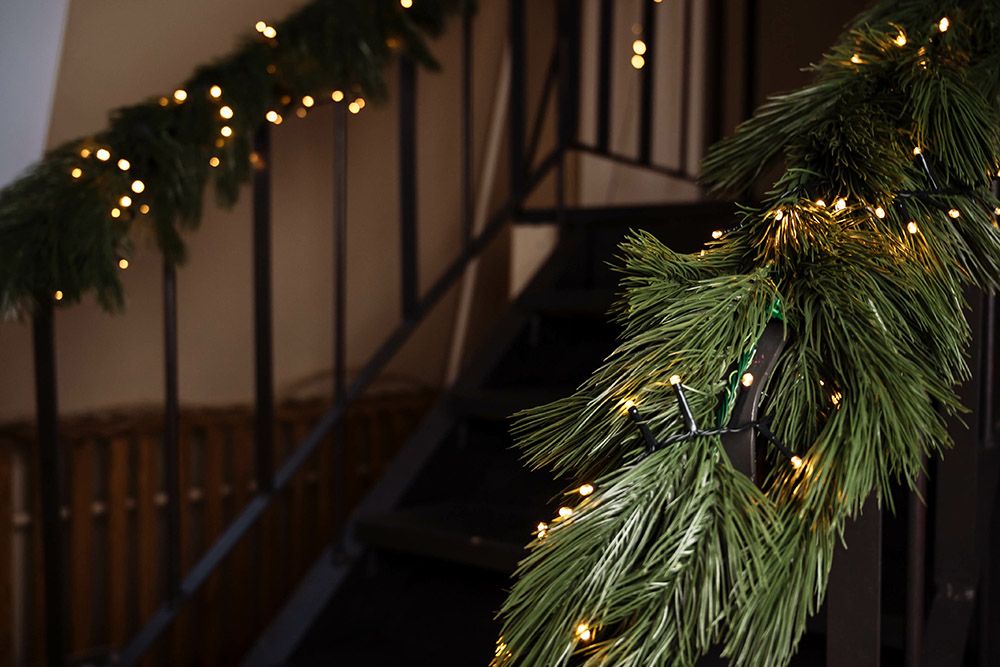 staircase-christmas-decoration-idea-with-fern-garlands