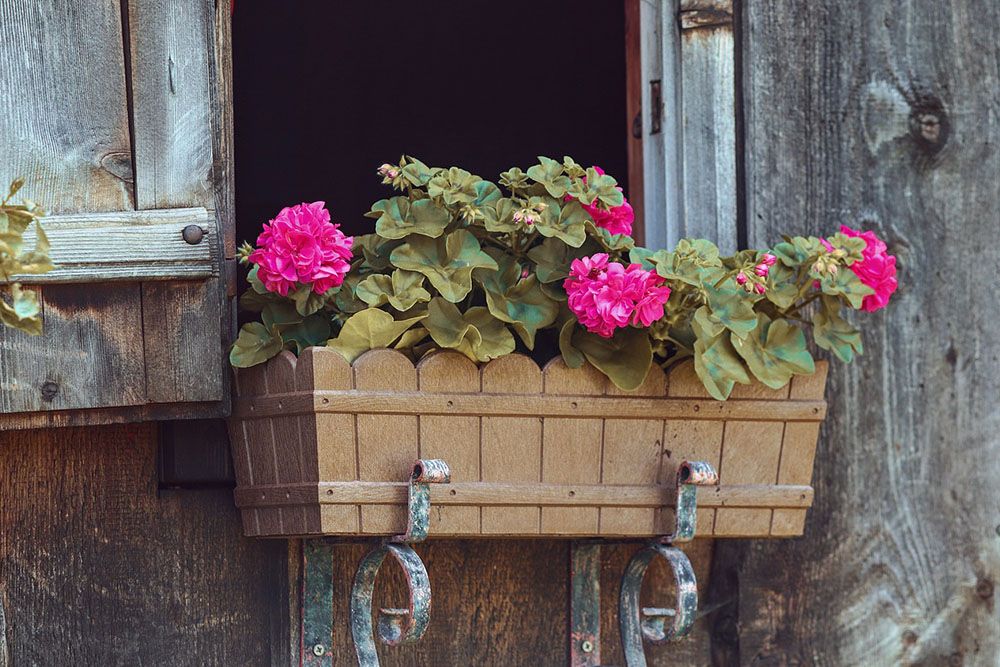modern-balcony-decor-with-window-boxes