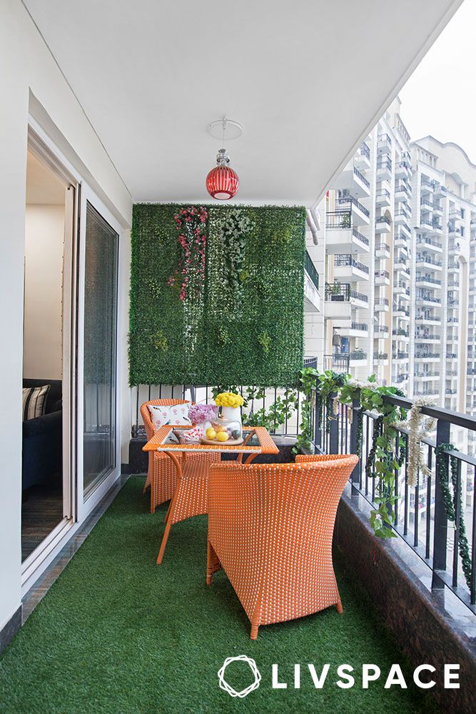 artificial-grass-balcony-design-with-ball-light