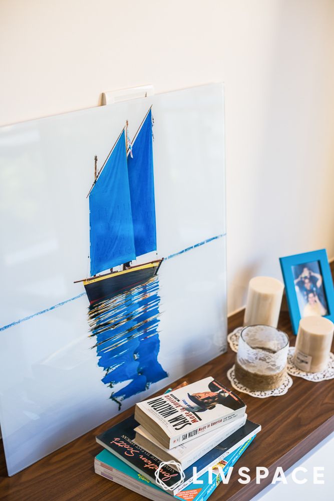 decorating a guest bedroom with books