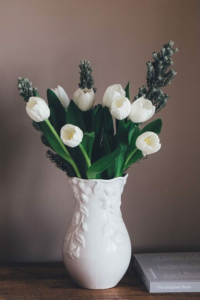 mid-century-modern-living-room-vase-with-flowers
