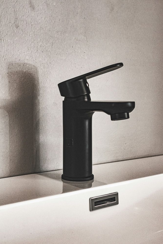 sleek-modern-kitchen-sink-tap