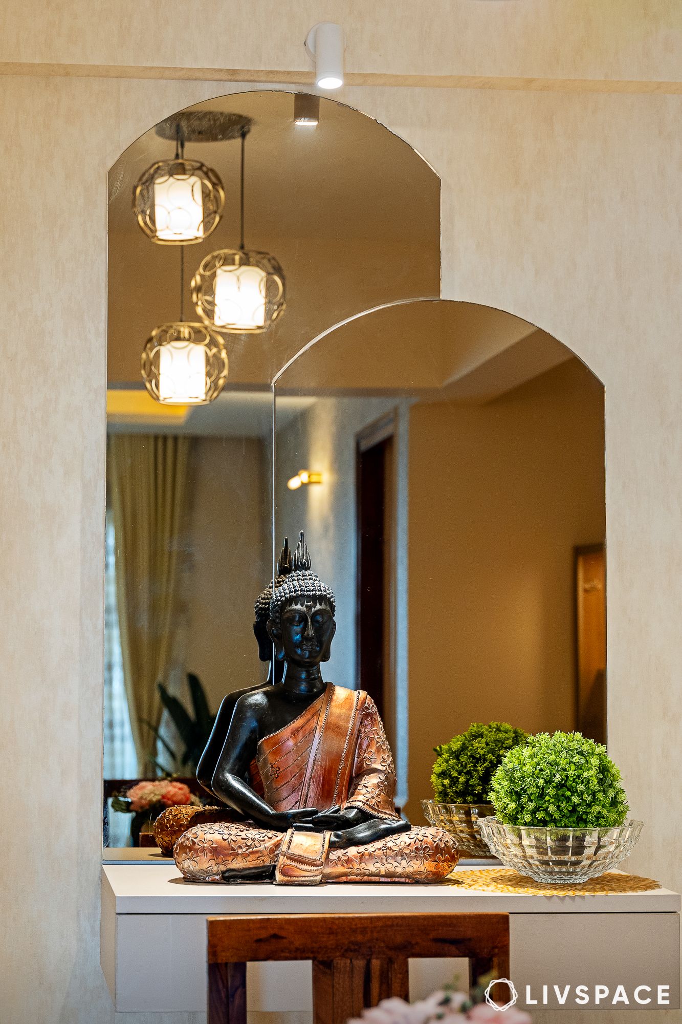 foyer-decor-with-showpieces-mirrors-and-lights