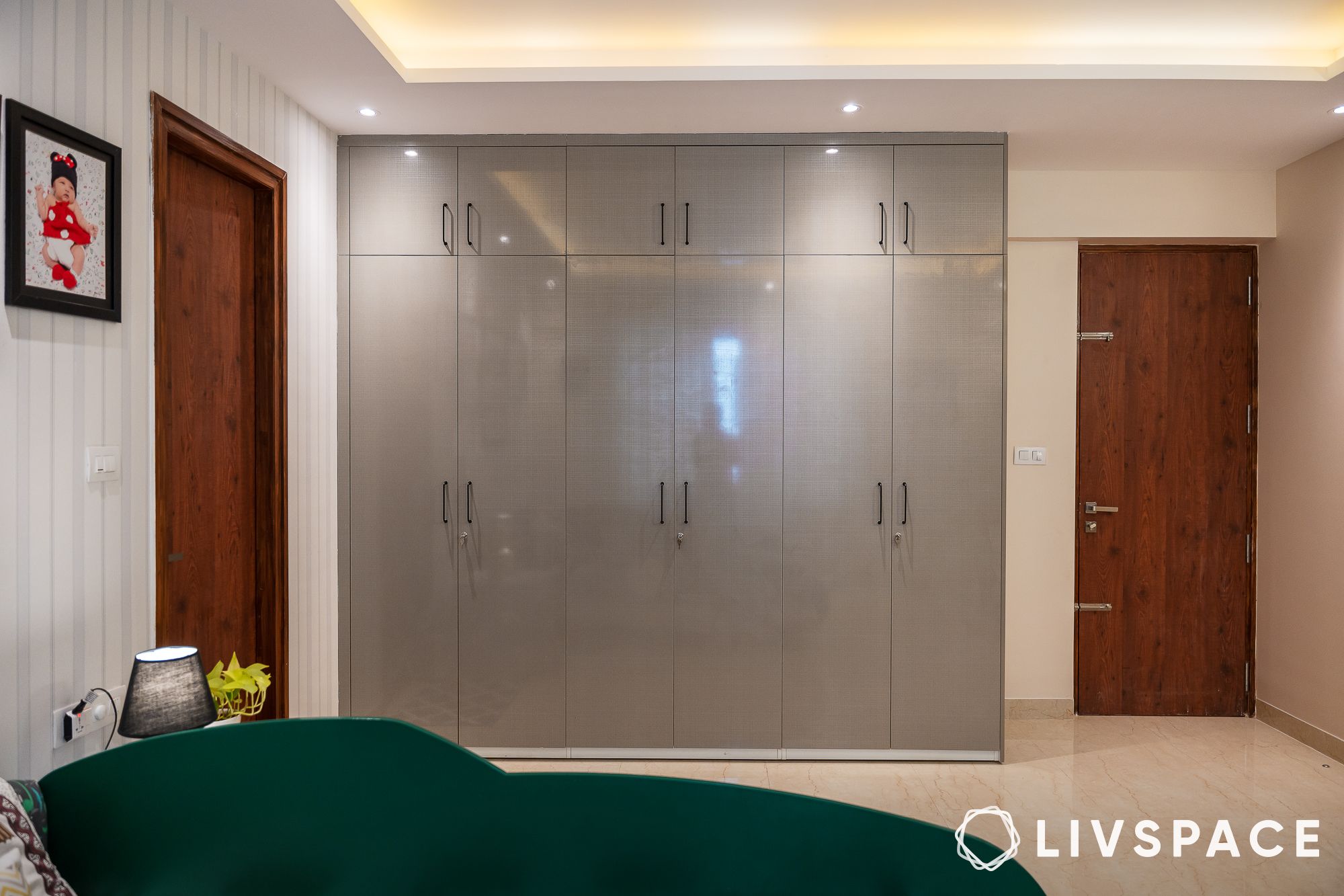wardrobe-with-extra-storage-in-bedroom