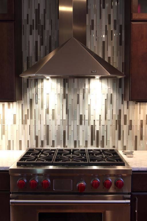 vertical-stripes-kitchen-backsplash