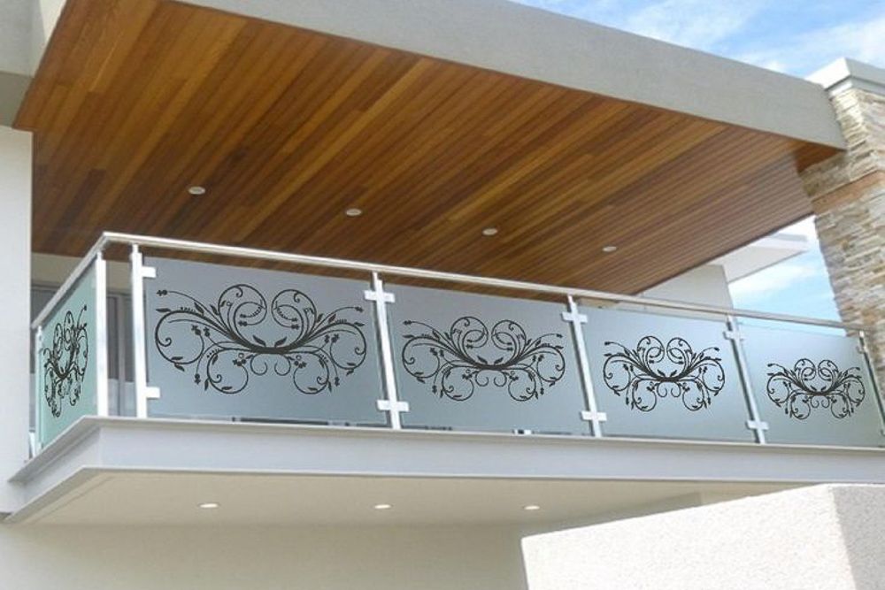 design-of-terrace-railing-with-patterned-glass