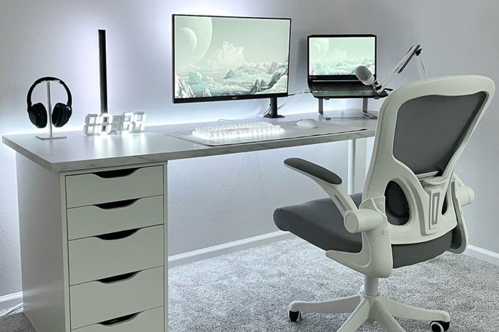 white-and-minimalistic-setup-for-gaming