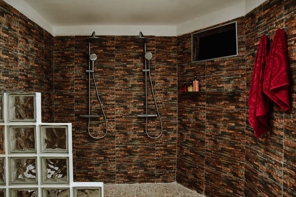 shower-bath-panel-agaisnt-dual-textured-wall