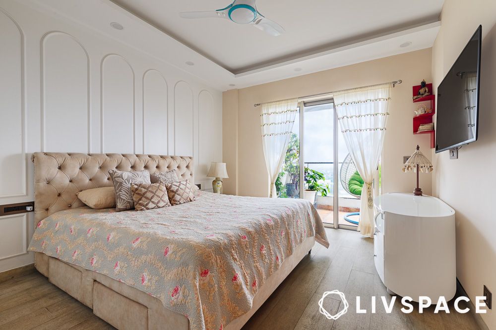 guest-bedroom-with-balcony