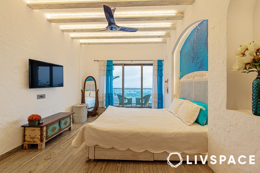 master-bedroom-greece-inspired-with-balcony