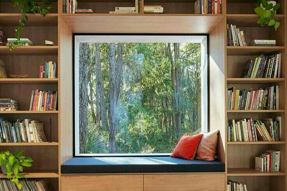 window-seat-with-a-built-in-bookshelf