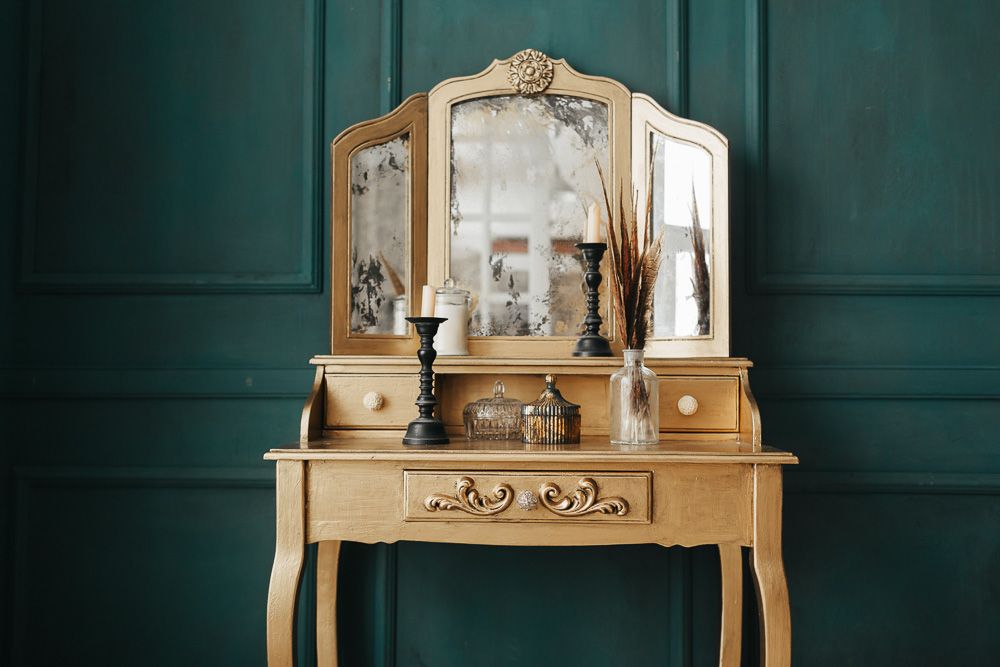 golden-shimmer-wooden-dressing-table-design