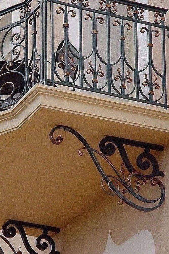 grill-canopy-balcony-railing-design