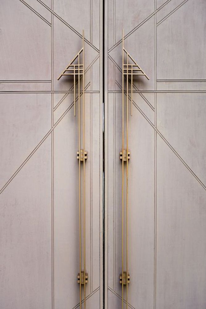 gothic-design-of-door-handle