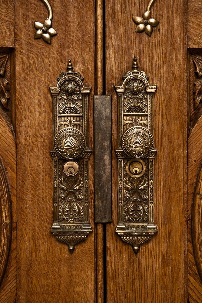 antique-door-design-with-intricate-door-handle