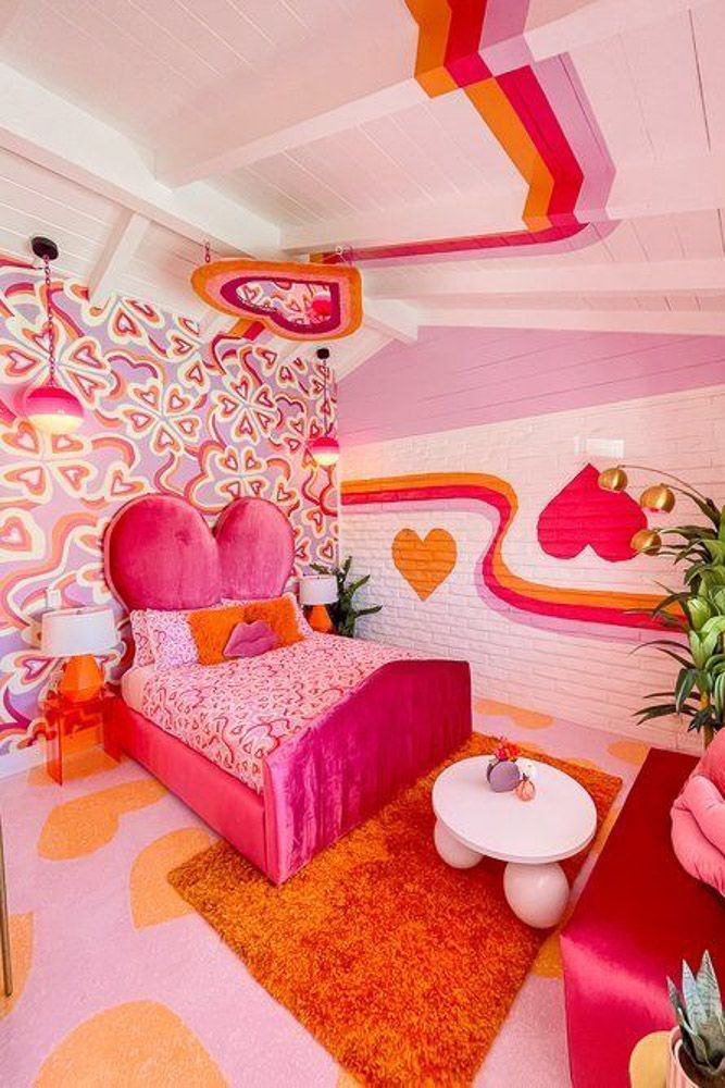 andy-warhol-style-bedroom-design-in-pink