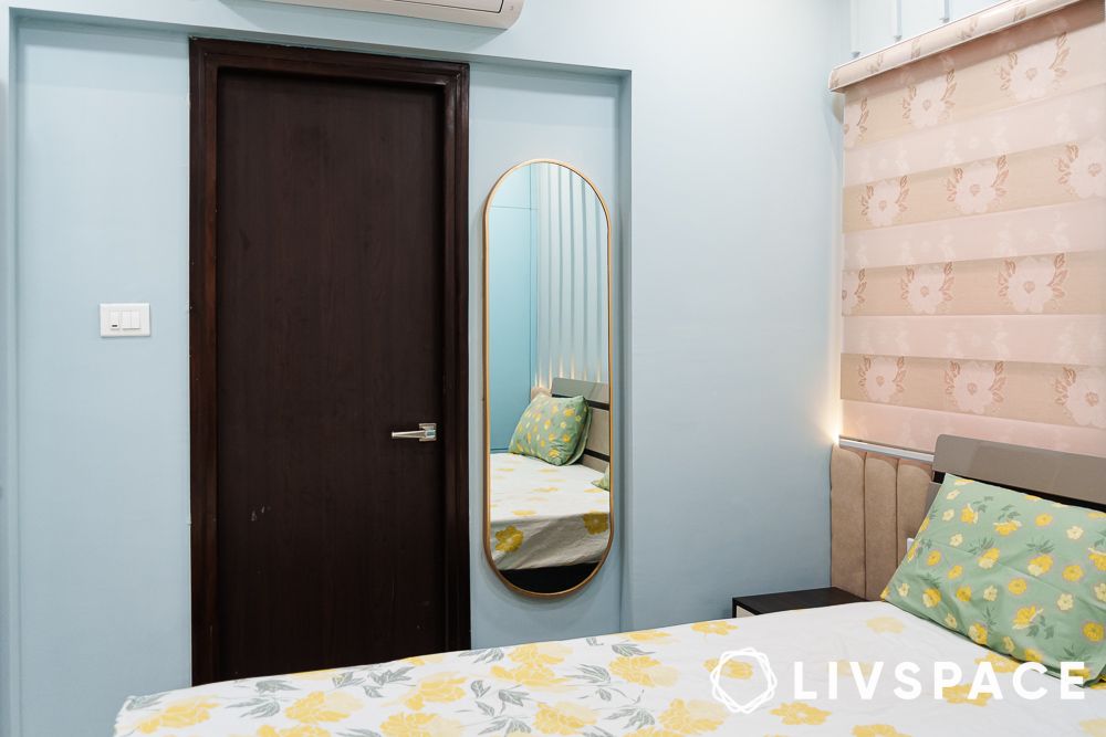 Bedroom with a contemporary mirror design