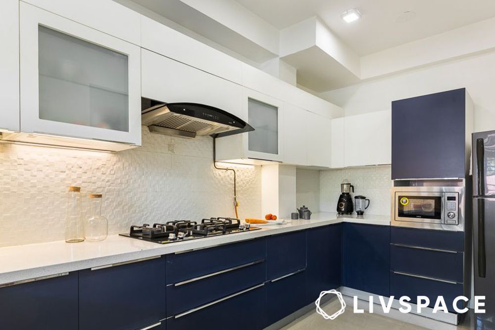 Blue and white L shape modular kitchen design with textured backsplash