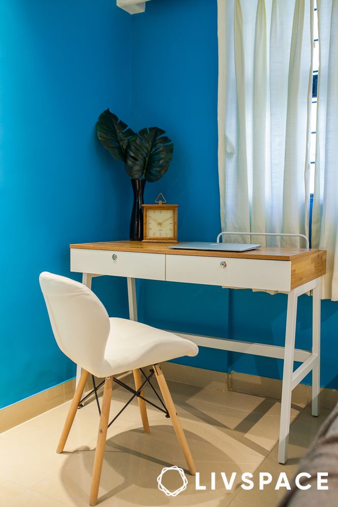 Art deco style console table in entryway