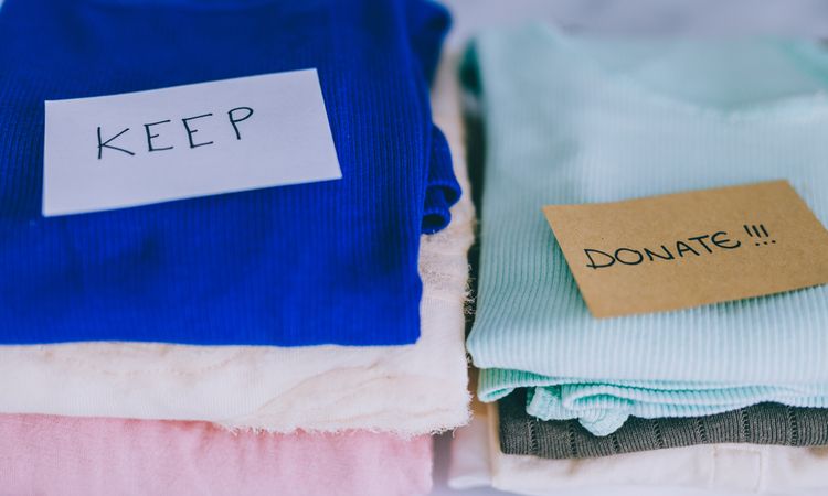 clothes-pile-keep-discard-clean-organisation