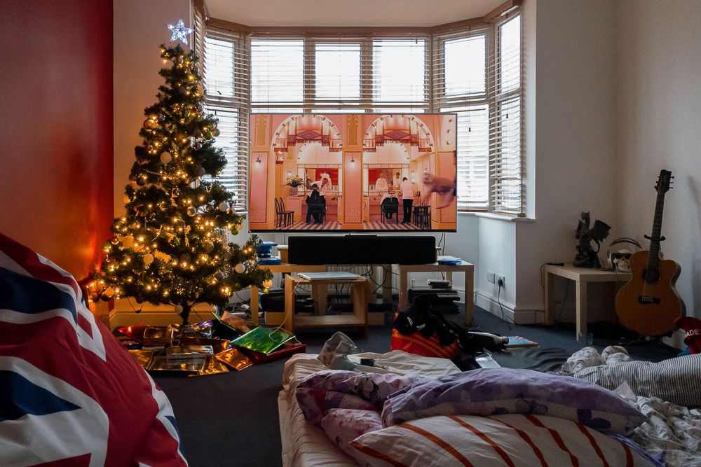 red-themed-living-room-xmas