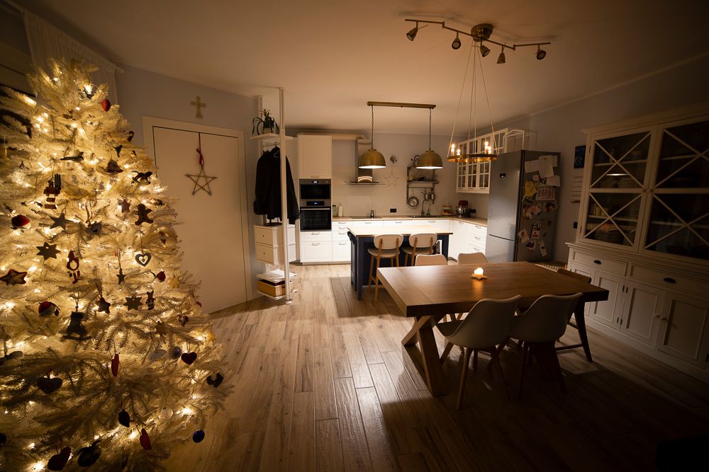 glowing-christmas-tree-in-the-kitchen