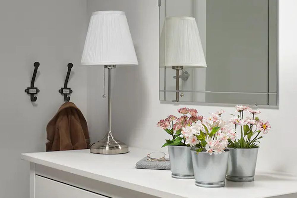 bedroom decor-potted plants-white interiors