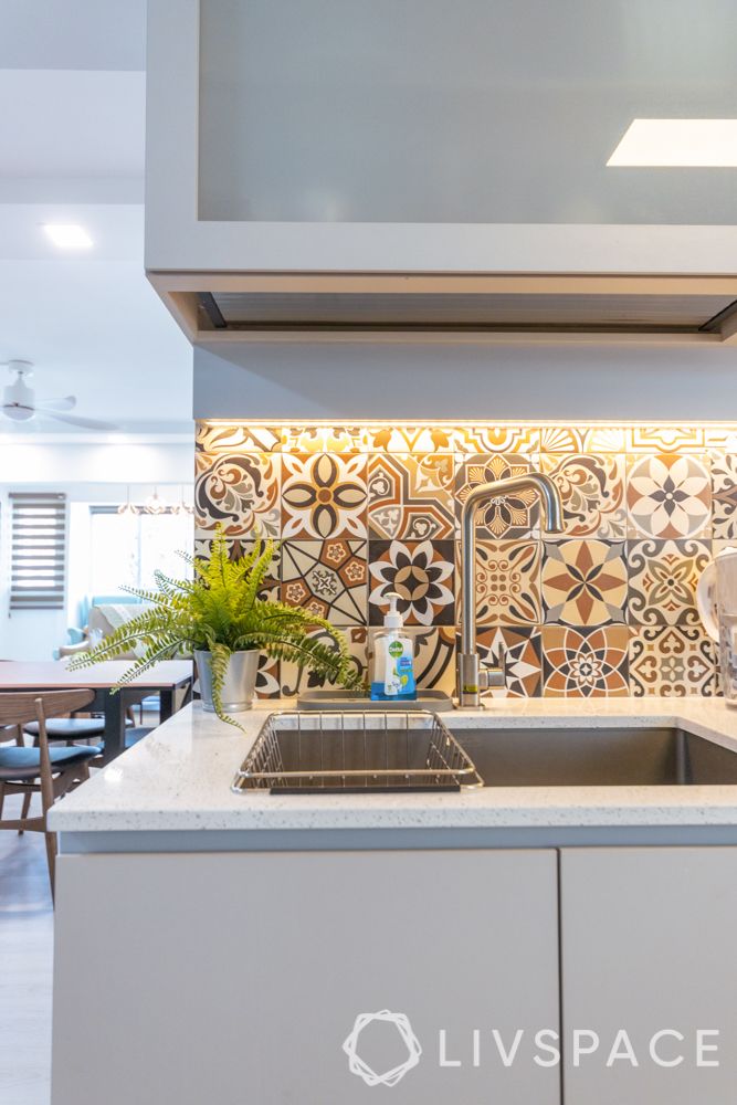 kitchen-backsplash-with-mosaic-design
