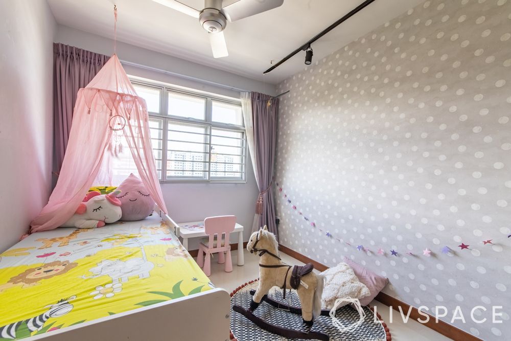 childrens-bedroom-polka-dot-wallpaper-play-horse