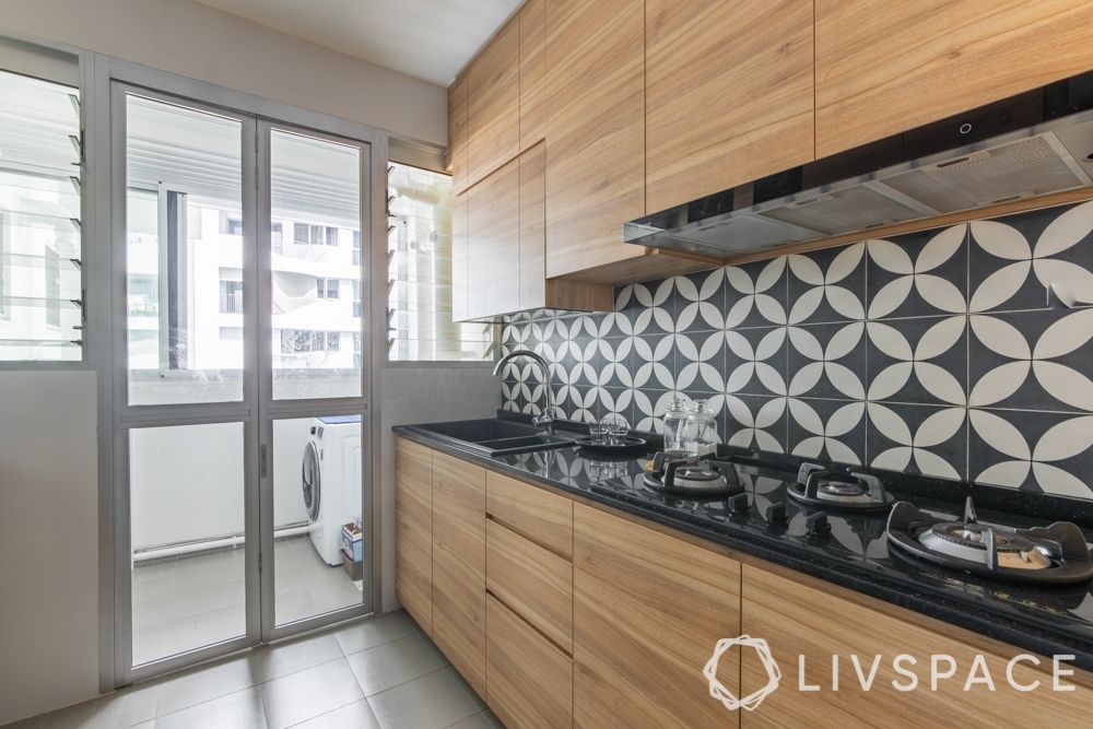 4-room-resale-flat-kitchen-light-woodenblack-countertop-black-and-white-backsplash