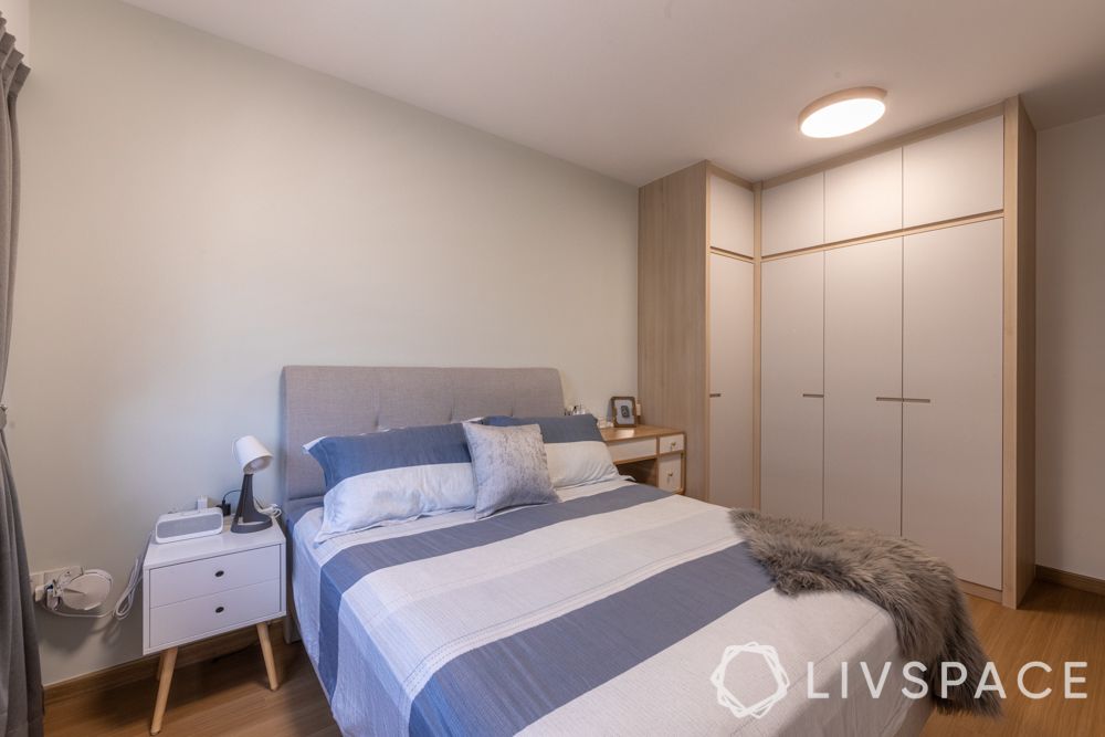 4-room-hdb-renovation-master-bedroom-l-shaped-wardrobe-white-grey-bed