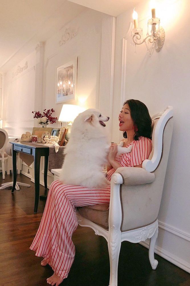 belinda-lee-in-her-celebrity-home-with-dog
