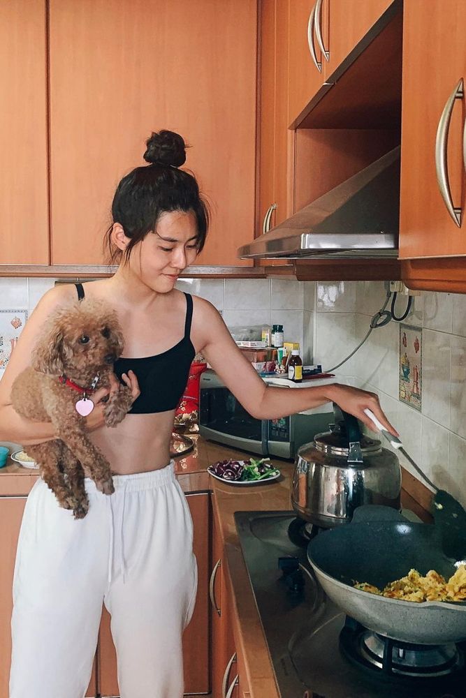 celebrity-homes-dog-in-kitchen-carrie-wong