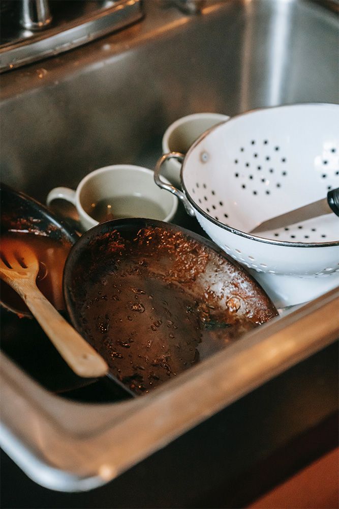 clean-dirty-dishes-to-get-rid-of-cockroaches