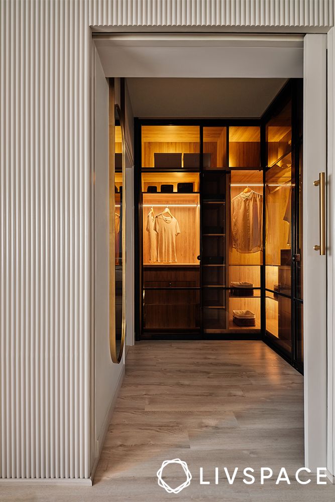modern-walk-in-wardrobe-with-display-cabinets