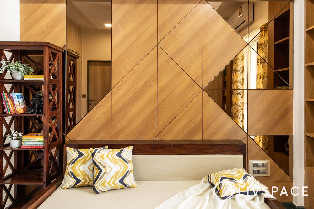 wall-panelling-design-in-mirror-and-wood