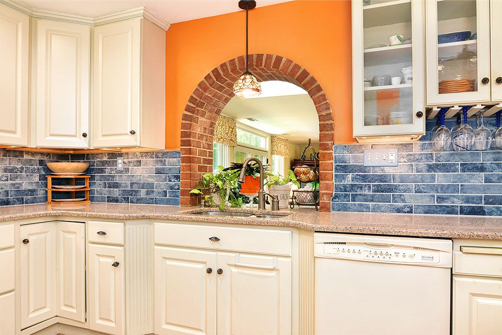 arched-brick-window-in-kitchen-backsplash